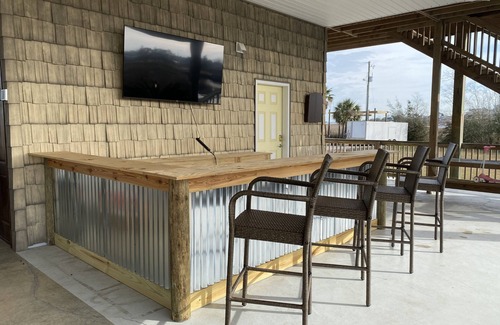 Shoreline Park House | Fabulous Waterfront House with Boat Launch