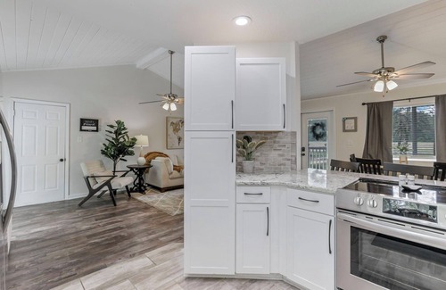 Fairfield Beach House | Fairfield Beach Home near Lake with Hot Tub