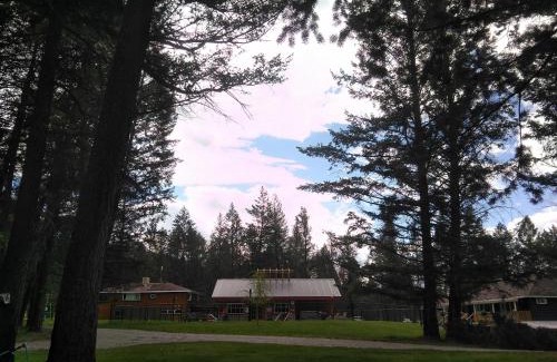 East Kootenay Hotel | Fairmont Mountain Bungalows