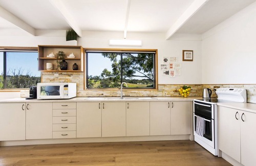 Metung House | Fairview Lakeside Cottage with Amazing Views