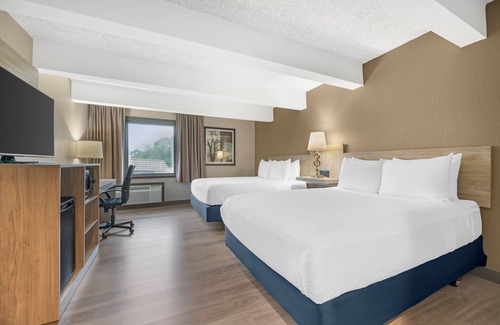 Mishicot Resort | Fairway Inn & Suites