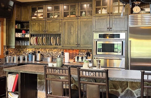 East Kootenay Ski Chalet | Fairy Creek Chalet l 5 Bedrooms l Sleeps 10 Adults l Hot Tub