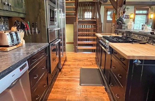 East Kootenay Ski Chalet | Fairy Creek Chalet l 5 Bedrooms l Sleeps 10 Adults l Hot Tub