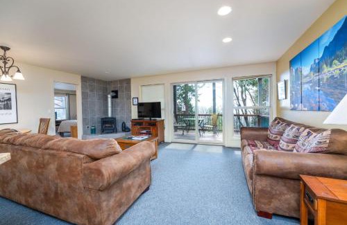 Yosemite West House | Falcons Nest (Downstairs)