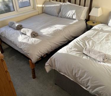 Wroughton House | Falkirk House - Long Stays - Sleeps 6 - 3 Bedrooms - Parking - Wifi