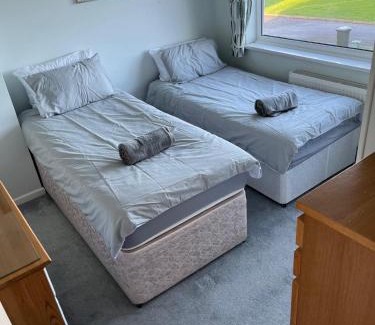 Wroughton House | Falkirk House - Long Stays - Sleeps 6 - 3 Bedrooms - Parking - Wifi