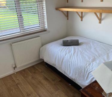 Wroughton House | Falkirk House - Long Stays - Sleeps 6 - 3 Bedrooms - Parking - Wifi