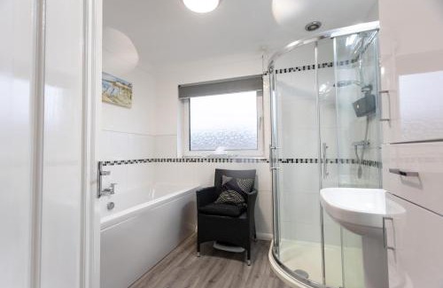 Wroughton House | Falkirk House - Long Stays - Sleeps 6 - 3 Bedrooms - Parking - Wifi