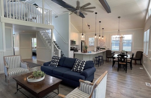 Union Pier House | Fall 2 nt min Private heated pool hot tub large deck blocks to Berrien beach