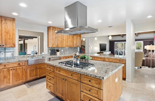 Vista Las Palmas House | Fall Availability! Private Dual Tennis and Pickleball Court! Mountain Views!