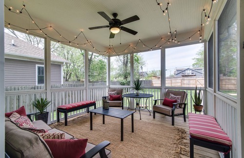 McFerrin Park House | Fall Discounts! Big Yard for Pets! Restaurants!BROADWAY/Downtown 1 ML TOPGOLF!