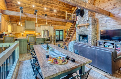 Blue Ridge Cabin | Fall Family Vacation | Arcade, Theater, Hot Tub, 4 Kings Aska Adventure Area