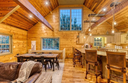Blue Ridge Cabin | Fall Family Vacation | Arcade, Theater, Hot Tub, 4 Kings Aska Adventure Area