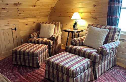 Colebrook Cabin | FALL FOLIAGE - Direct ATV Trail - CENTRAL AC - Cabin with Mountain Views & WiFi