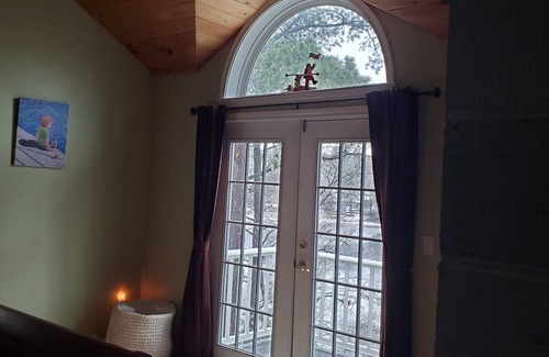 Freedom House | Fall Foliage Lakeside Getaway