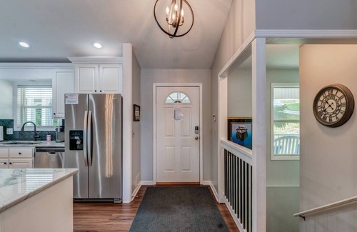 Blairsville House | Fall Foliage Retreat | Lakefront Cabin w/Hot Tub & Fire Pit