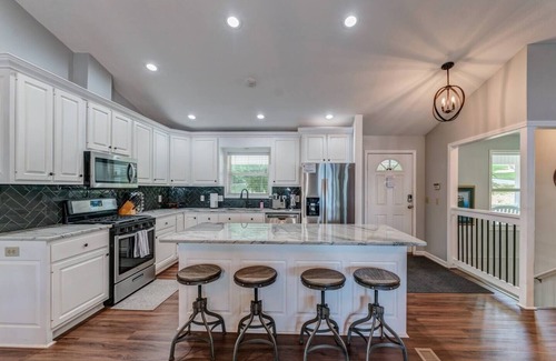 Blairsville House | Fall Foliage Retreat | Lakefront Cabin w/Hot Tub & Fire Pit