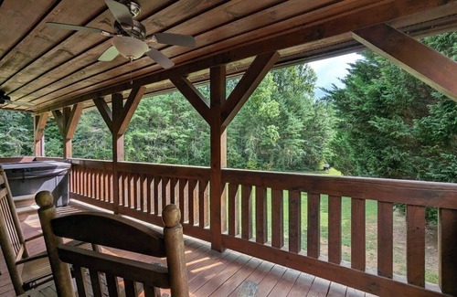 Whittier Cabin | Fall Getaway Cabin w/hot tub - dog friendly!