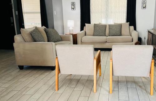 Rosenberg House | Fall Getaway- spacious, pet friendly & event ready