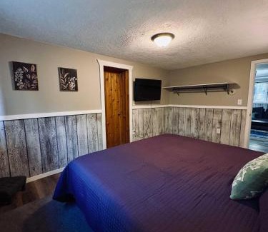Bessemer Apartment | Fall Getaway