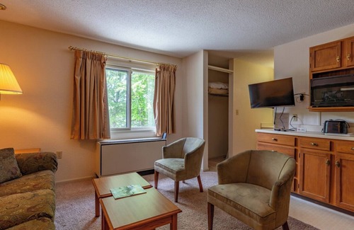 Beech Mountain Hotel | Fall Leaf-Peeping in Beech NC: Studio