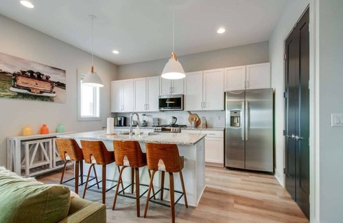 Talbot's Corner House | Fall rooftop deck, game room, modern kitchen near Nissan Stadium