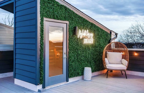 Talbot's Corner House | Fall rooftop deck, game room, modern kitchen near Nissan Stadium