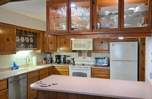Country Club Estates House | Fall Sale! Big Porch, Short Walk to Beach & Boardwalk, Sleeps 10, Lots to Offer!