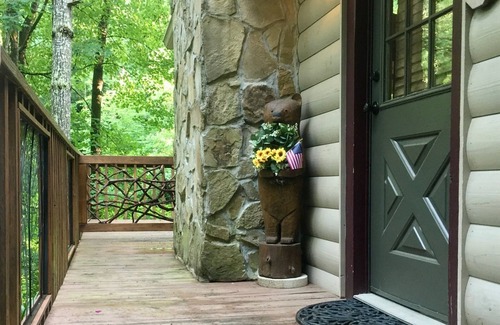 Almond Cabin | Fall Sale! Rustic cabin Near Tsali, Bryson City, NOC, Pets Ok