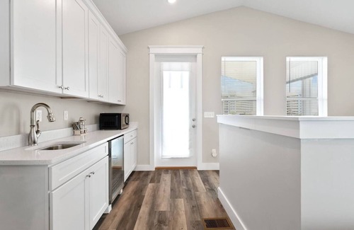 Holiday Beach House | FALL SALES! Lux 4BR - 4min walk to the Beach, BBQ, New PVT Hot Tub & FirePit