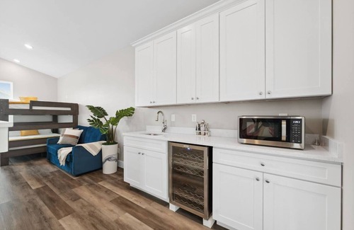 Holiday Beach House | FALL SALES! Lux 4BR - 4min walk to the Beach, BBQ, New PVT Hot Tub & FirePit