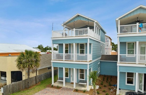 Holiday Beach House | FALL SALES! Lux 4BR - 4min walk to the Beach, BBQ, New PVT Hot Tub & FirePit
