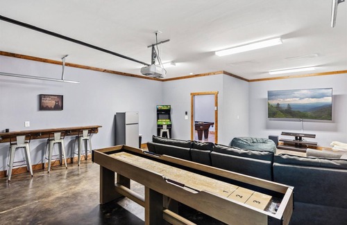 Gatlinburg - Pigeon Forge Cabin | Fall Special! 3290 sq. ft. Cabin with 2 Master Suites, Hot tub, Fireplace, Etc.