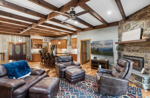 Gatlinburg - Pigeon Forge Cabin | Fall Special! 3290 sq. ft. Cabin with 2 Master Suites, Hot tub, Fireplace, Etc.
