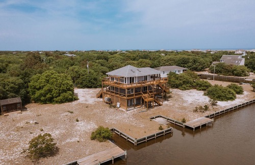 Carova Beach House | FALL SPECIAL Canal Front ADVANCE WELL WATER Pet Friendly PADDLE BOARD