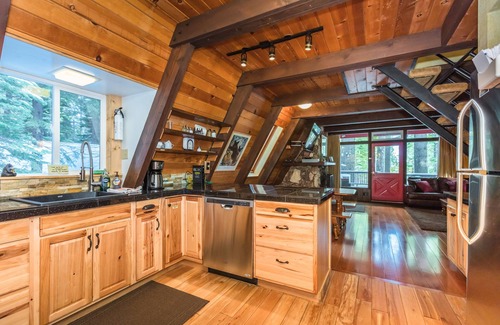 Tahoma House | Fall special! Christmas Available!Fun Cabin, Ping Pong, Pool Table, HotTub, Pets