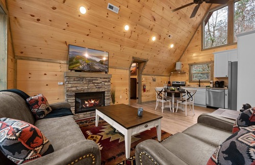 Gatlinburg - Pigeon Forge Cabin | Fall Specials! Waterfront/King Bed En Suites/Secluded/HotTub/Firepit/FastWifi