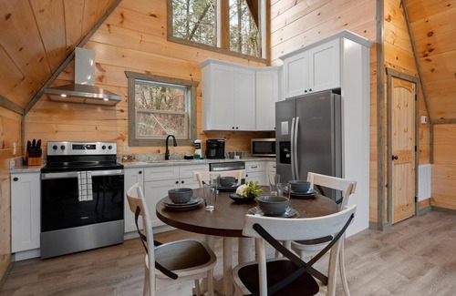 Gatlinburg - Pigeon Forge Cabin | Fall Specials! Waterfront/King Bed En Suites/Secluded/HotTub/Firepit/FastWifi