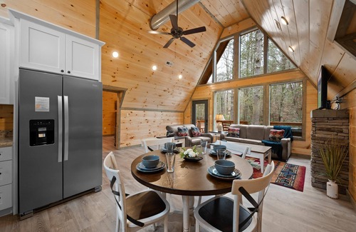 Gatlinburg - Pigeon Forge Cabin | Fall Specials! Waterfront/King Bed En Suites/Secluded/HotTub/Firepit/FastWifi