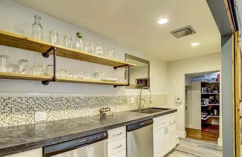 Fair Oaks House | Fall & Winter discounts! Enjoy the hot tub and fire pit!