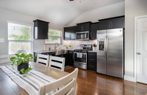 Westfield Village House | Fallbrook Cottage, Relaxing Home Away From Home 3BR/2BA, Pet Friendly