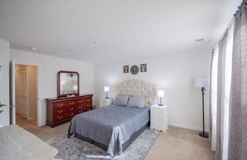 Potomac House | Falling Waters Retreat l Free Parking Sleeps 4-6