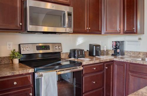 Potomac House | Falling Waters Retreat l Free Parking Sleeps 4-6