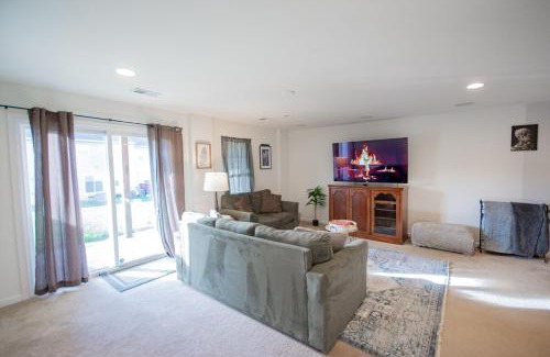 Potomac House | Falling Waters Retreat l Free Parking Sleeps 4-6