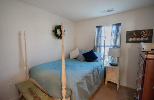 Potomac House | Falling Waters Retreat l Free Parking Sleeps 4-6