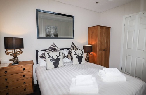 Saint Asaph Cottage | FALLOWS, pet friendly, with hot tub in St Asaph