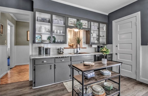 Downtown Niagara Falls Apartment | Fallsview Mansion - Dtwn Home