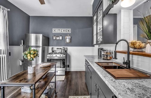Downtown Niagara Falls Apartment | Fallsview Mansion - Dtwn Home