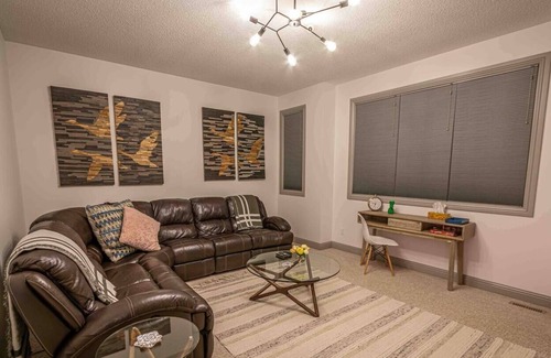 Southeast Edmonton House | Fam-Friendly Retreat w/ Pet Amenities Walker Lakes