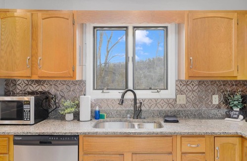 Tri-Cities Apartment | Fam & Pet Friendly Kingsport Home - 3br - Deck